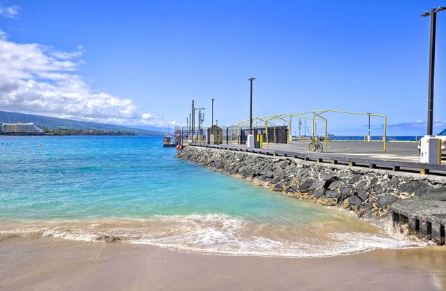 Big Island Condo w/ Pool Access: Walk to Beach!