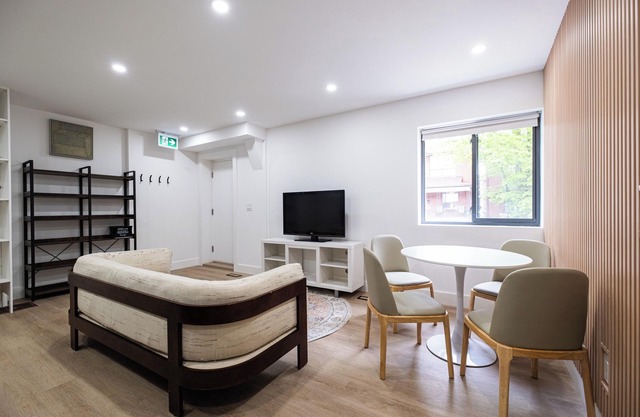 Big Modern Queen Loft w/ Private Bath in Old Italia, central Toronto