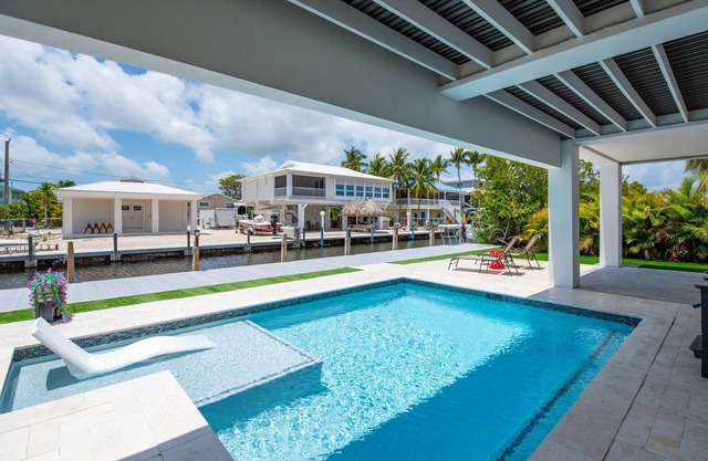 Big Pine Paradise: Beautiful Updated 4BR Canal Front Home, Pool, Dockage, Easy Gulf/Atlantic Access