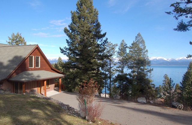 Espectaculares vistas al lago, fácil acceso, nuevo hogar moderno y rico en servicios