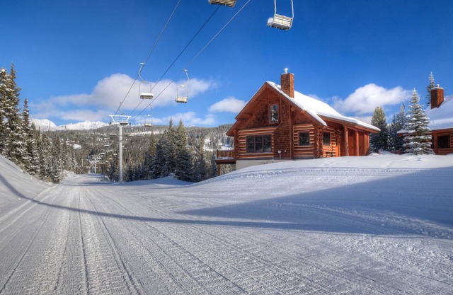 Big Sky Resort/Powder Ridge-Ski In/Ski Out with Private Hot Tub & Amazing Views