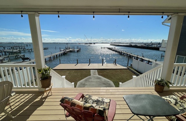 Big Waterfront House W/ Amazing View And Swim Deck 3 Bedroom Home