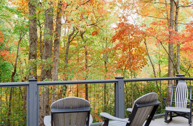 Bigfoots Retreat 2 Bedroom Chalet by RedAwning