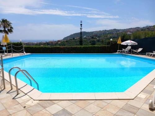 Bilocale vista mare con giardino privato e piscina