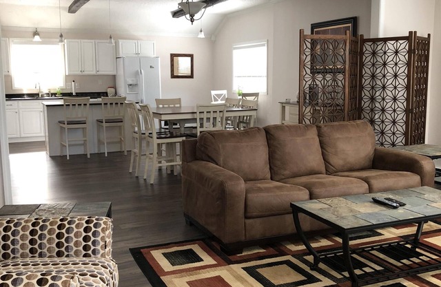 Reserve ahora para hojas de otoño! Conveniente, amplio paseo a restaurantes. A / C, Wi-Fi