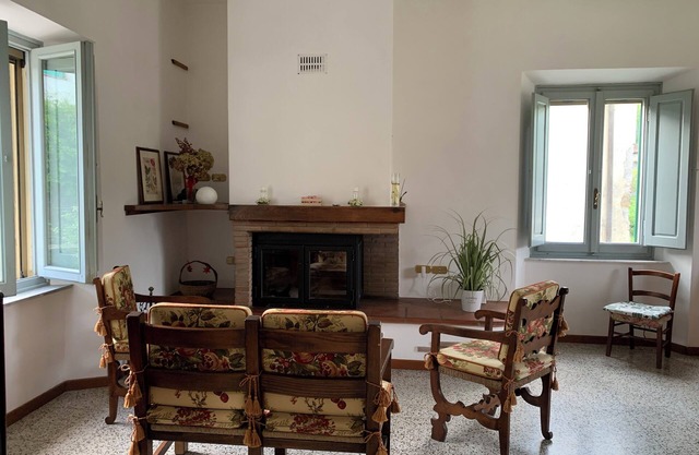 Birillina al Poggio bright house with fireplace, pets allowed.