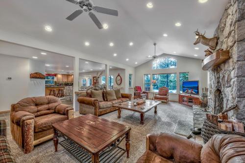 Black Bear Villa - large 4 BR 4 BA hot tub game room