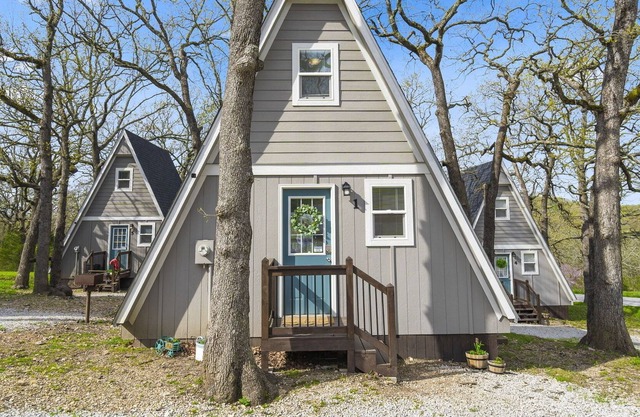 Black Oak Lodge Cabin 1 Nestled in the hills of the Ozark Mountains