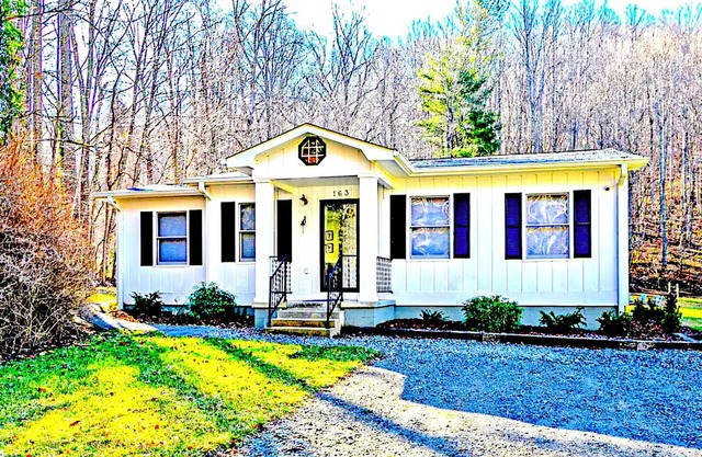 Blackberry Bliss: Charming 3 BD, 2 BA Creek-Front Cottage Near Weaverville