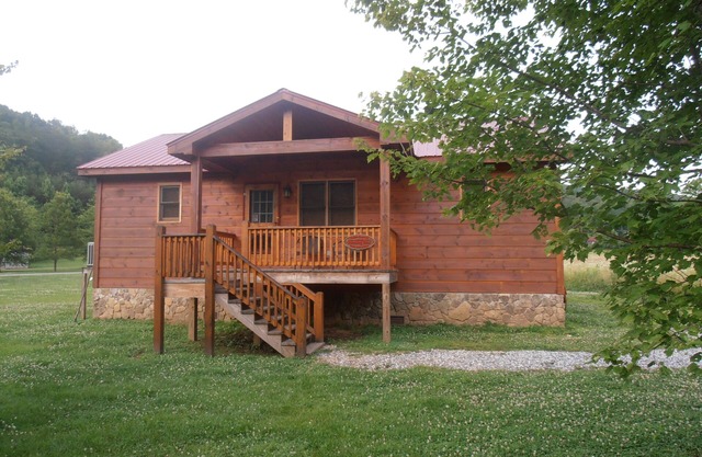Running Bear Cabin, disfruta del aire de la montaña desde el columpio del porche.