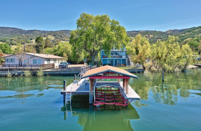 Blue Bayou- Angler's Paradise with boat lift! A lakefront Paradise!
