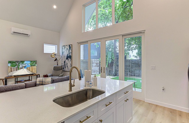 Blue Haven Retreat – Trendy 2 BDR Sleeps 4! Walk to South Lamar, Dining & More