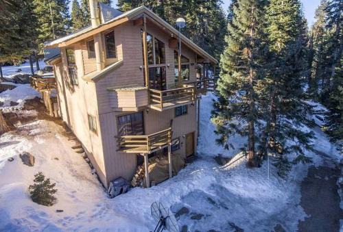 Blue Jay's Nest Sequoia Cabin in Ponderosa, CA