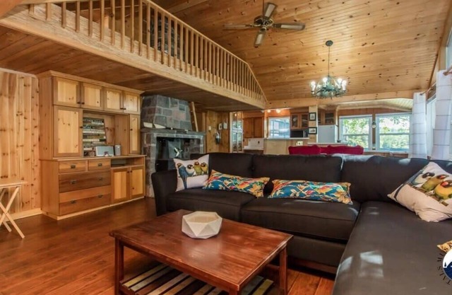 Blue Point cottage on Little Go Home Bay