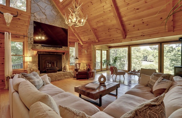 Blue Ridge Manor - Mountain Luxury Cabin