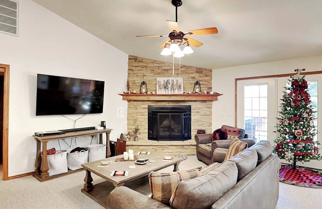 Blue Spruce Retreat, 3 bedrooms, Large Deck, Views, Sleeps 8