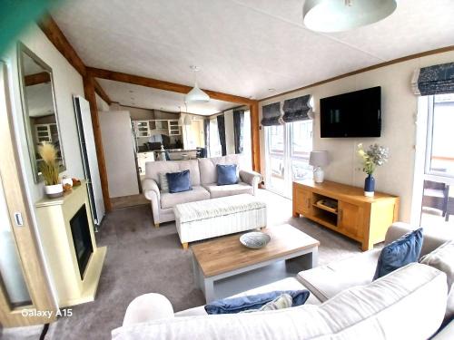 Bluebell Luxury Lodge Skegness couples escape at Southview with pond view