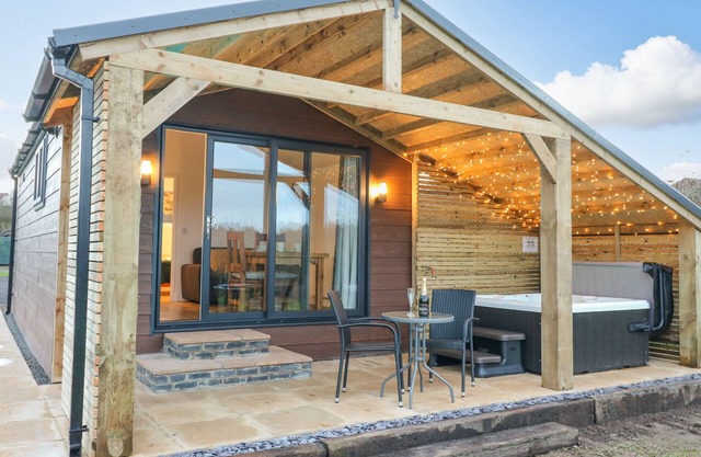 BLUEBELL, romantic, with hot tub in Donisthorpe