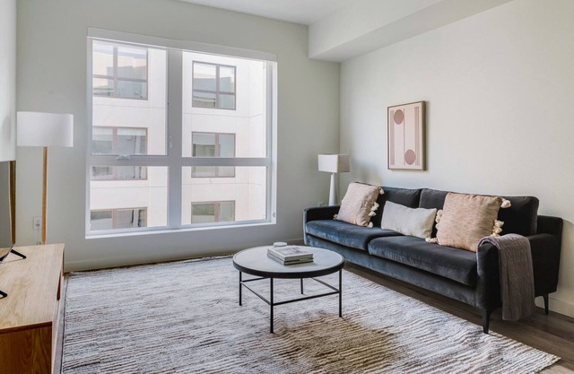 Blueground | North Hayward, pool, nr Hayward Park