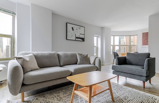 Blueground | Rush & Division, washer, nr Oak Street Beach