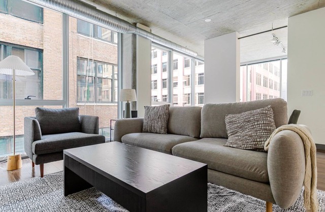 Blueground | West Loop Gate, pool, nr Union Station