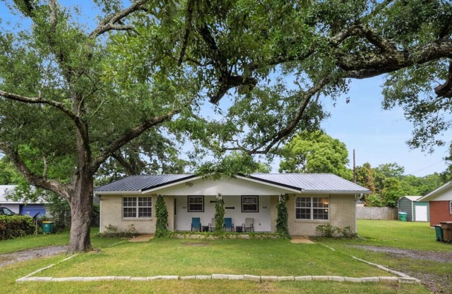 Blues Bungalow! Minutes to the Beach, Shopping, & Downtown!