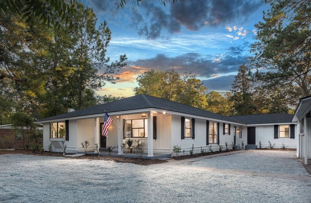Bluffton Bubbly Bungalow- walking distance to boutiques, sunsets & local dining!