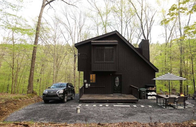 BLVCK Cabin w/ HotTub in the Mountains near Bushkill Falls