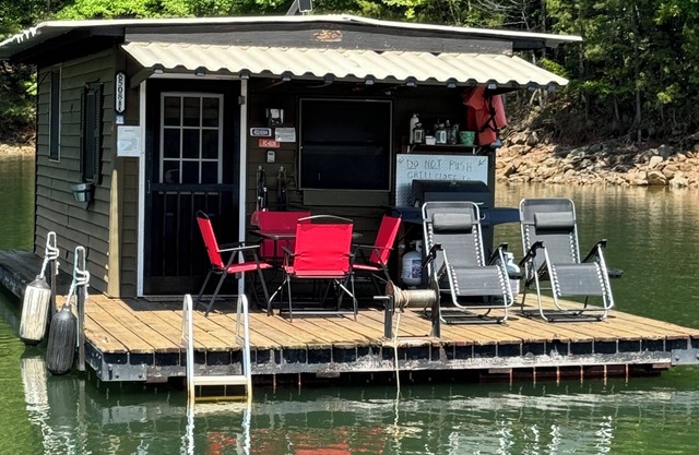Casa de botes a la que solo se accede por barco. canoa / kayak