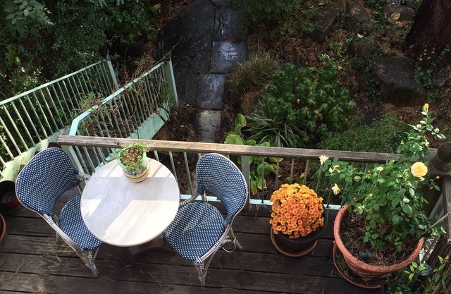 Piedra rojiza histórica de Boerum Hill, cerca de todos los metros, en una calle arbolada