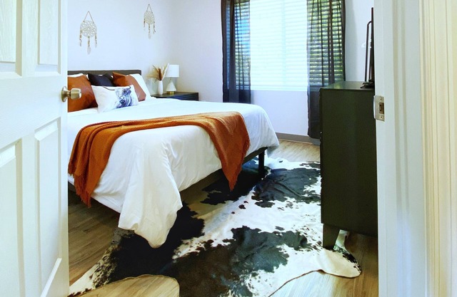 BOHO 4b Suite in East! 8 m in -> DT!