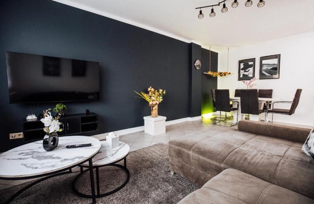 bold & black - balcony - Netflix - Wifi - 5 Person