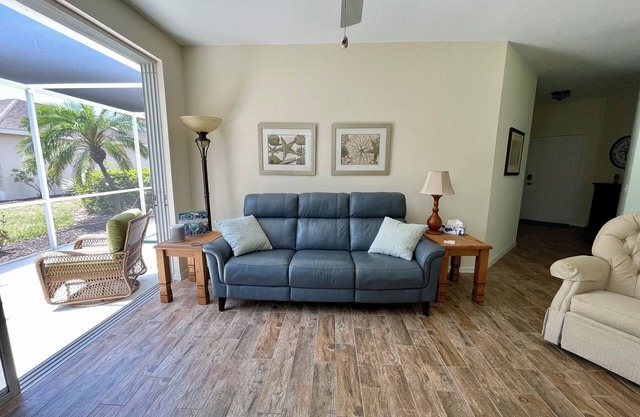 Bonita Coastal Escape-2BR/2BA house, 10 mins from the beach and steps from pool!