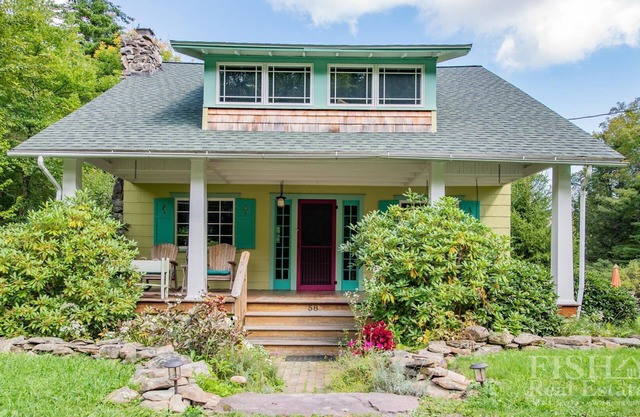 La cabaña "Stepping Stone" está a tiro de piedra del centro de la ciudad en Eagles Mere.