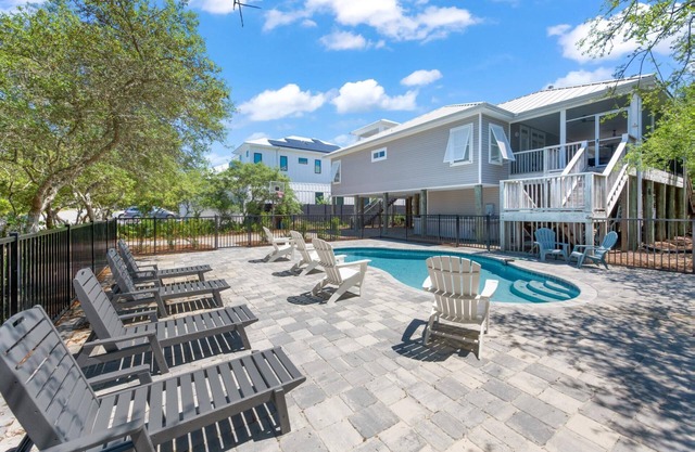 ¡Piscina privada "Fair Dinkum"! Mesa de ping pong / Gol de baloncesto! Pasos a la playa!