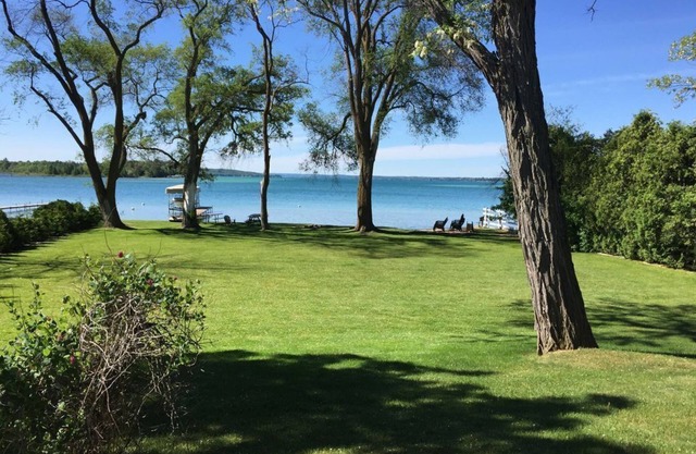 Waterfront privado, con seis habitaciones, dos baños y con capacidad para dieciséis.