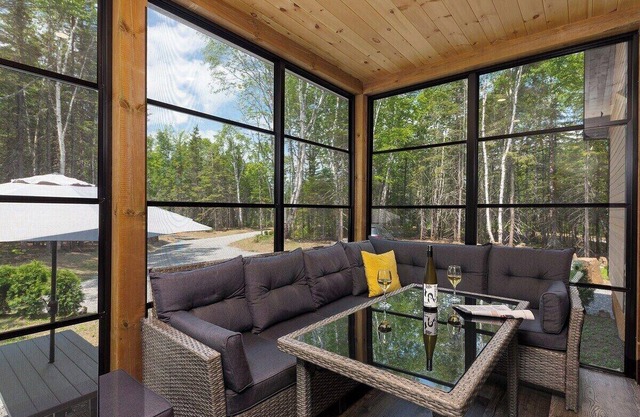 Boréa 10: Tranquil Nature Retreat with Spa & BBQ