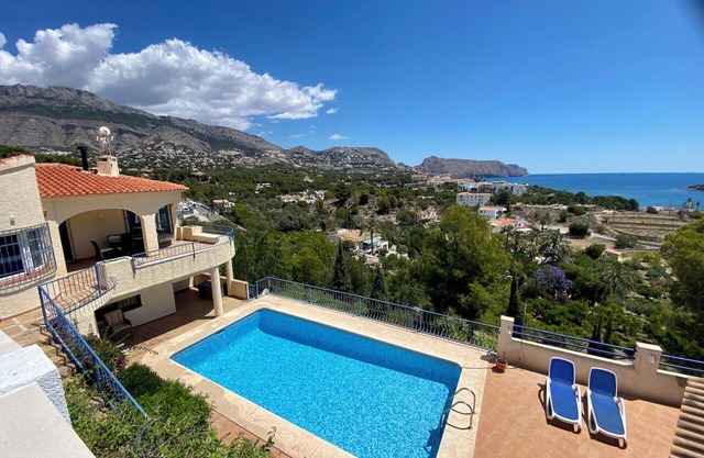 La Buganvilla de Atenea y el Mar Mediterraneo.