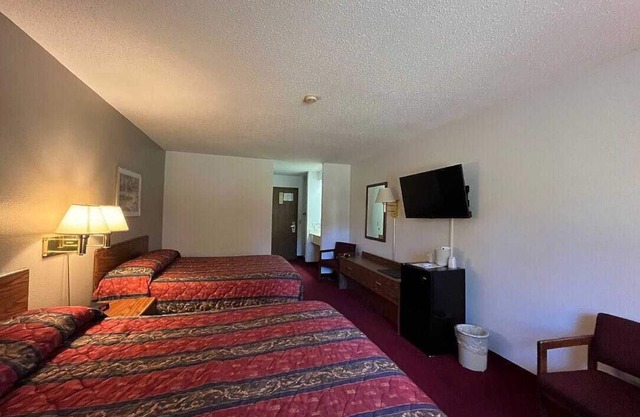 Boulder Bear Motor Lodge - Two Queen Beds 103 Front