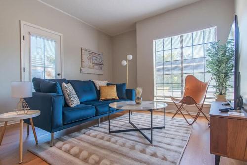 Boulevard Stays Quiet 1BR King Suite Pool Gym Parking 01