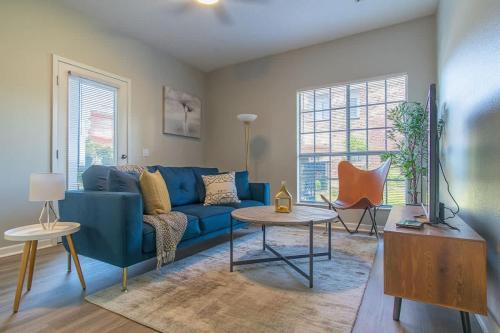 Boulevard Stays Quiet 1BR King Suite Pool Gym Parking 02