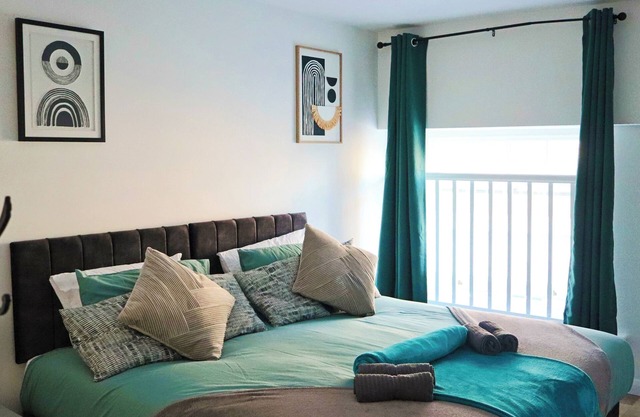 Brand New 2-Bedroom Apartment in the heart of Swindon Old Town - Sleeps 6