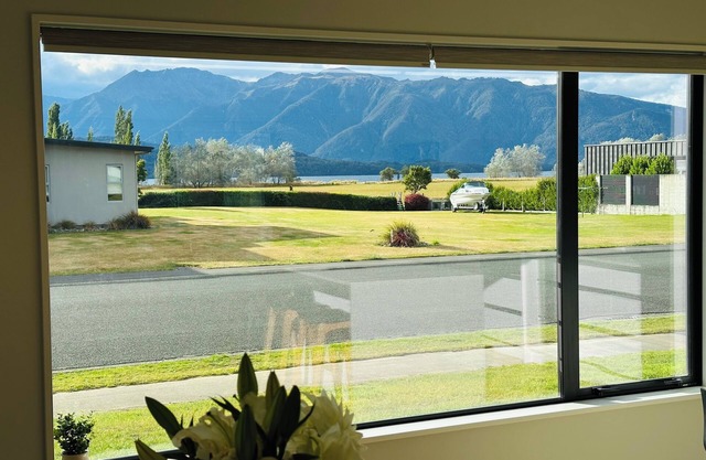 Brand New 3-bedroom house with lake and mountain views, AC, lots of TVs, Te Anau