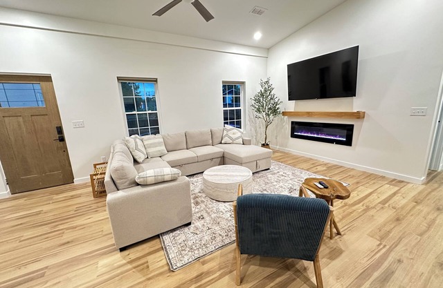 BRAND NEW 3 Bedroom Modern Barndominium at Lake Cumberland .5 mi to boat launch!