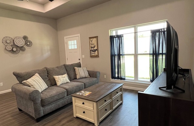 Brand new 3-bedroom, walk to Coweta's Historic Broadway District with WiFi, AC