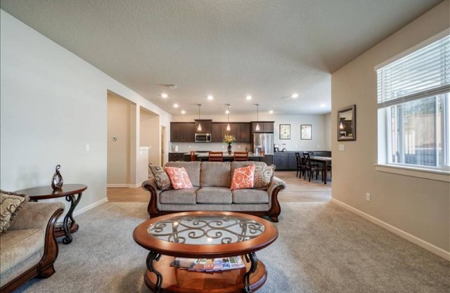 Brand new 5 bedrooms home with convenient location