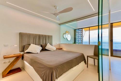 Brand New - Glass Apt - Ocean Views