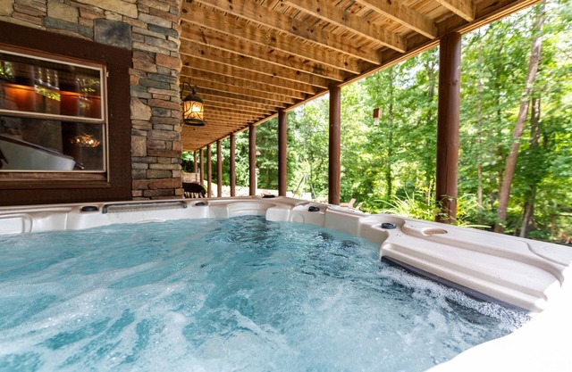 ¡Retiro Clear Creek Lodge- Majestic Creekfront!