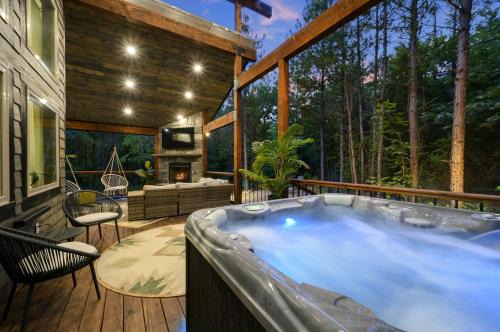 BRAND NEW! Hochatown, Honey! Fire pit, hot tub, luxurious shower!