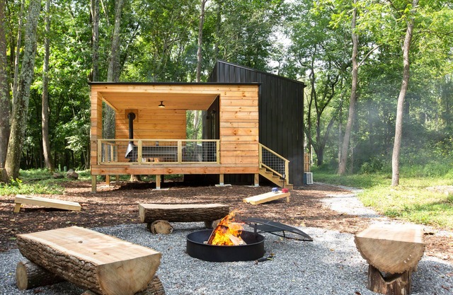 Brand New Nordic Cabin, Hot Tub, Fireplace, Uber Downtown!